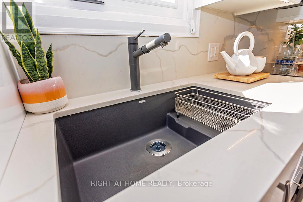 2814 Windjammer Road, Mississauga, Ontario  L5L 1T7 - Photo 9 - W12826670