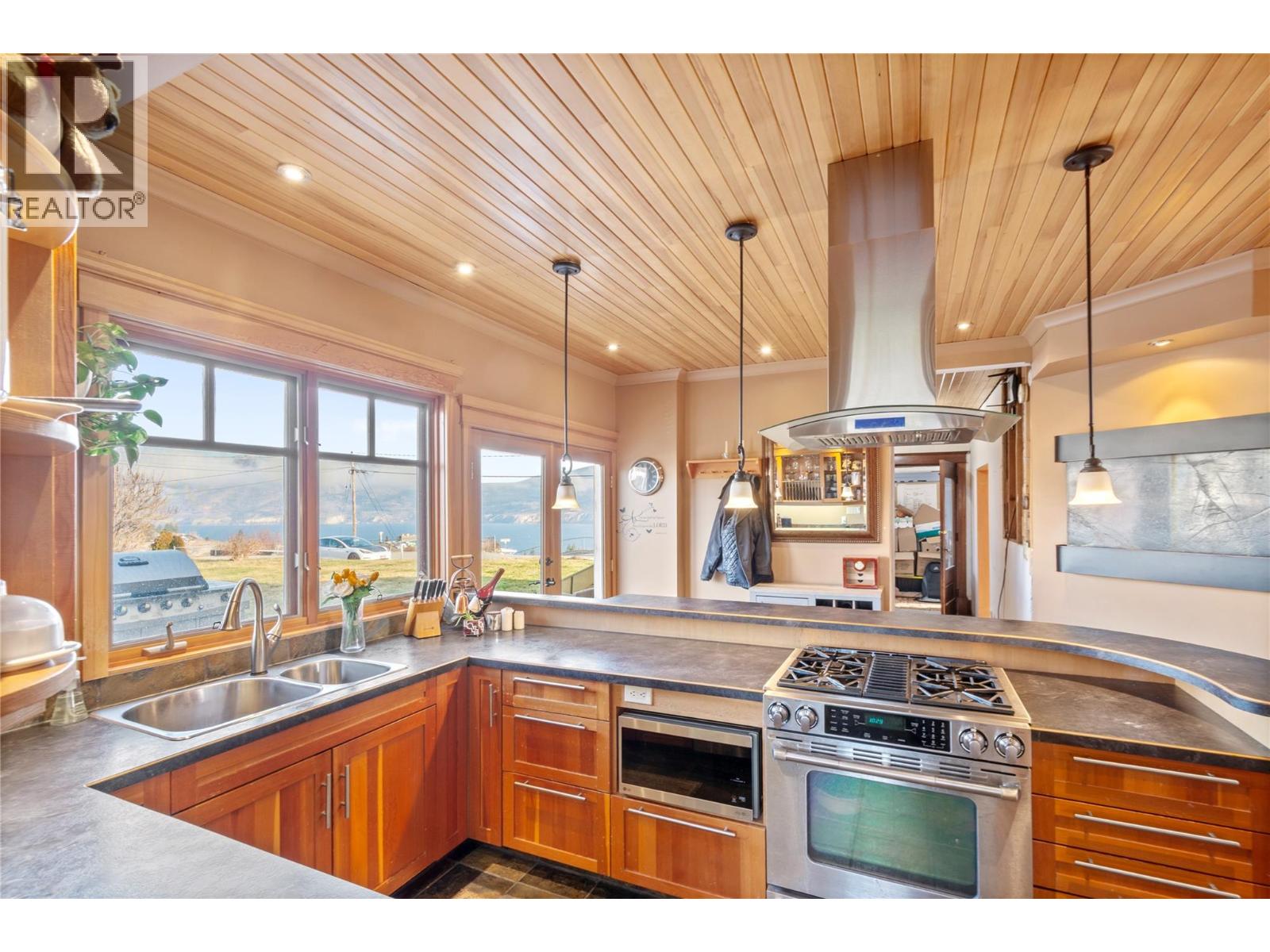 13606 Cooke Avenue, Summerland, British Columbia  V0H 1Z1 - Photo 2 - 10373113