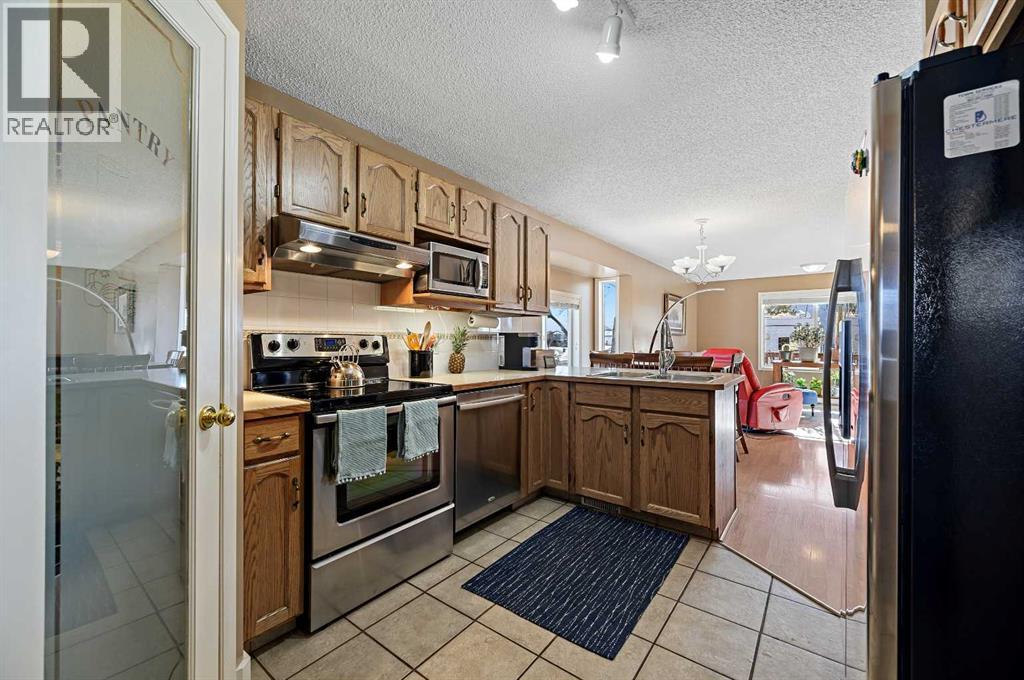 162 West Creek Bay, Chestermere, Alberta  T1X 1K7 - Photo 5 - A2288885