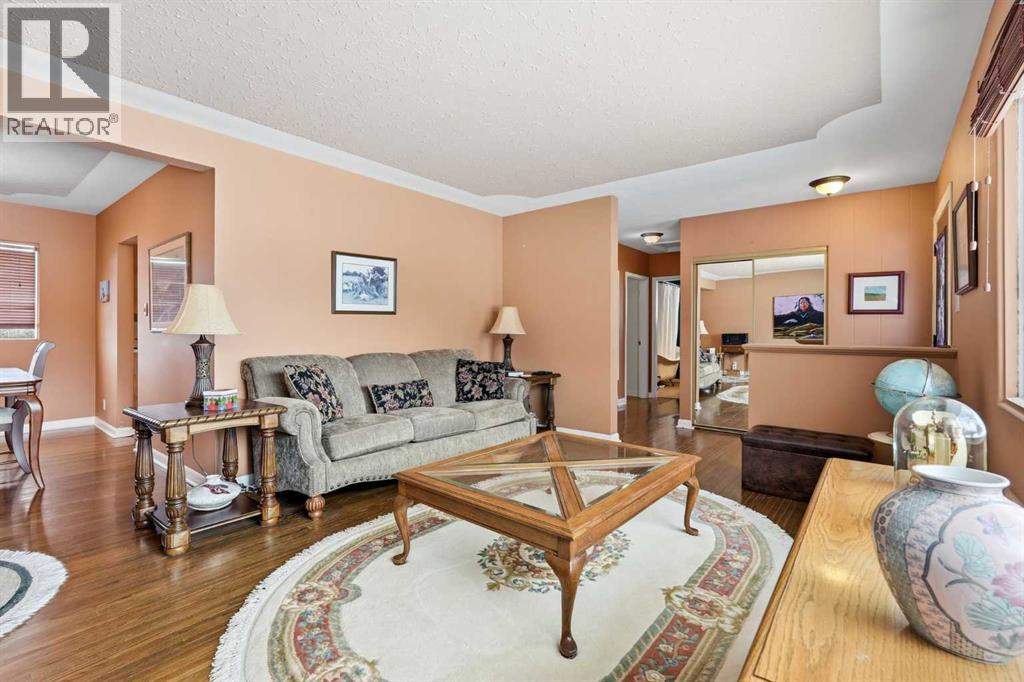 3 Hartford Place Nw, Calgary, Alberta  T2K 2A7 - Photo 5 - A2289161