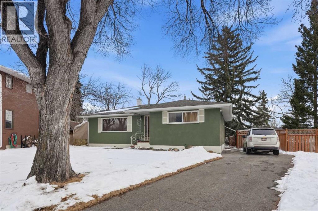 3 Hartford Place Nw, Calgary, Alberta  T2K 2A7 - Photo 2 - A2289161