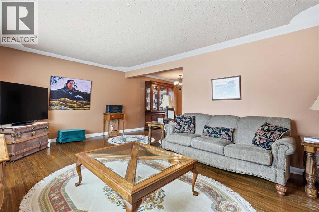 3 Hartford Place Nw, Calgary, Alberta  T2K 2A7 - Photo 4 - A2289161