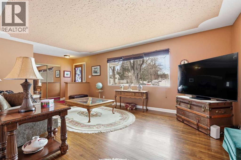 3 Hartford Place Nw, Calgary, Alberta  T2K 2A7 - Photo 8 - A2289161