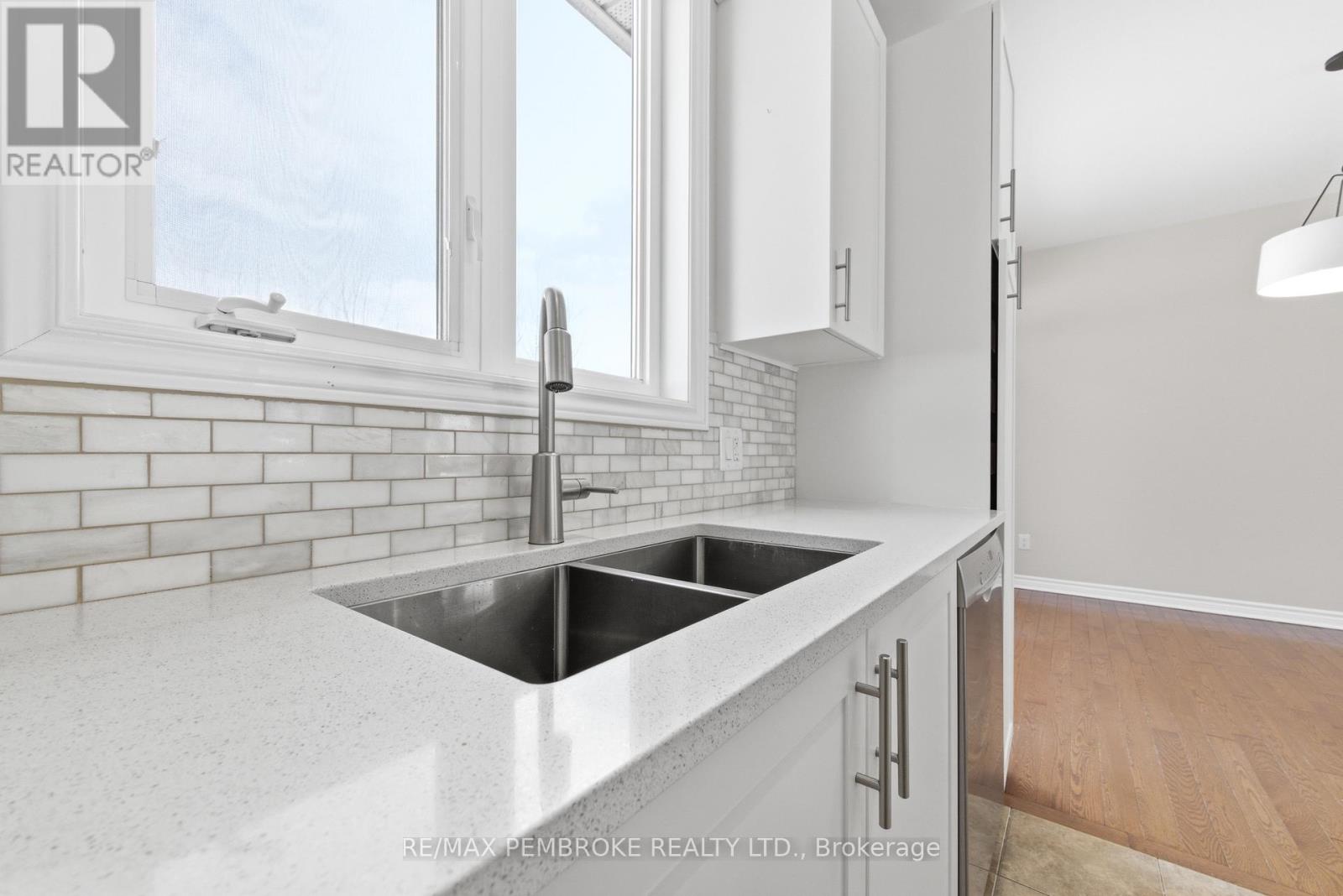 1005 Butler Boulevard, Petawawa, Ontario  K8H 0C2 - Photo 10 - X12827168