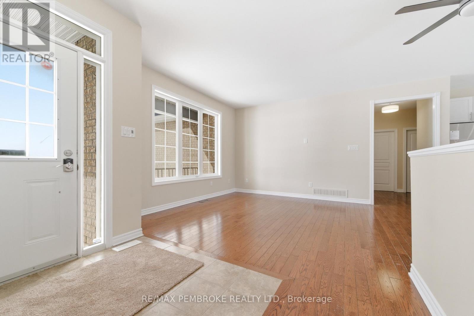 1005 Butler Boulevard, Petawawa, Ontario  K8H 0C2 - Photo 4 - X12827168