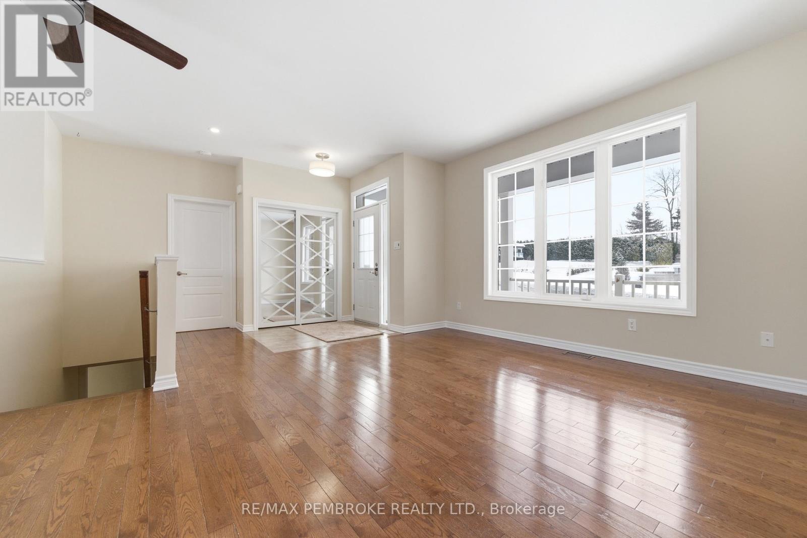 1005 Butler Boulevard, Petawawa, Ontario  K8H 0C2 - Photo 5 - X12827168