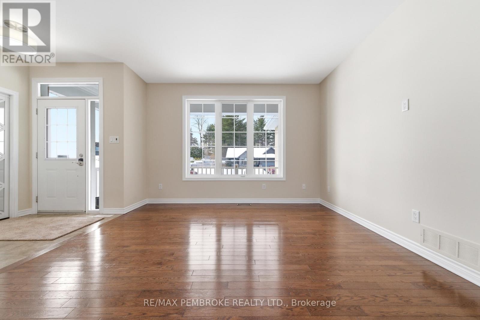 1005 Butler Boulevard, Petawawa, Ontario  K8H 0C2 - Photo 6 - X12827168