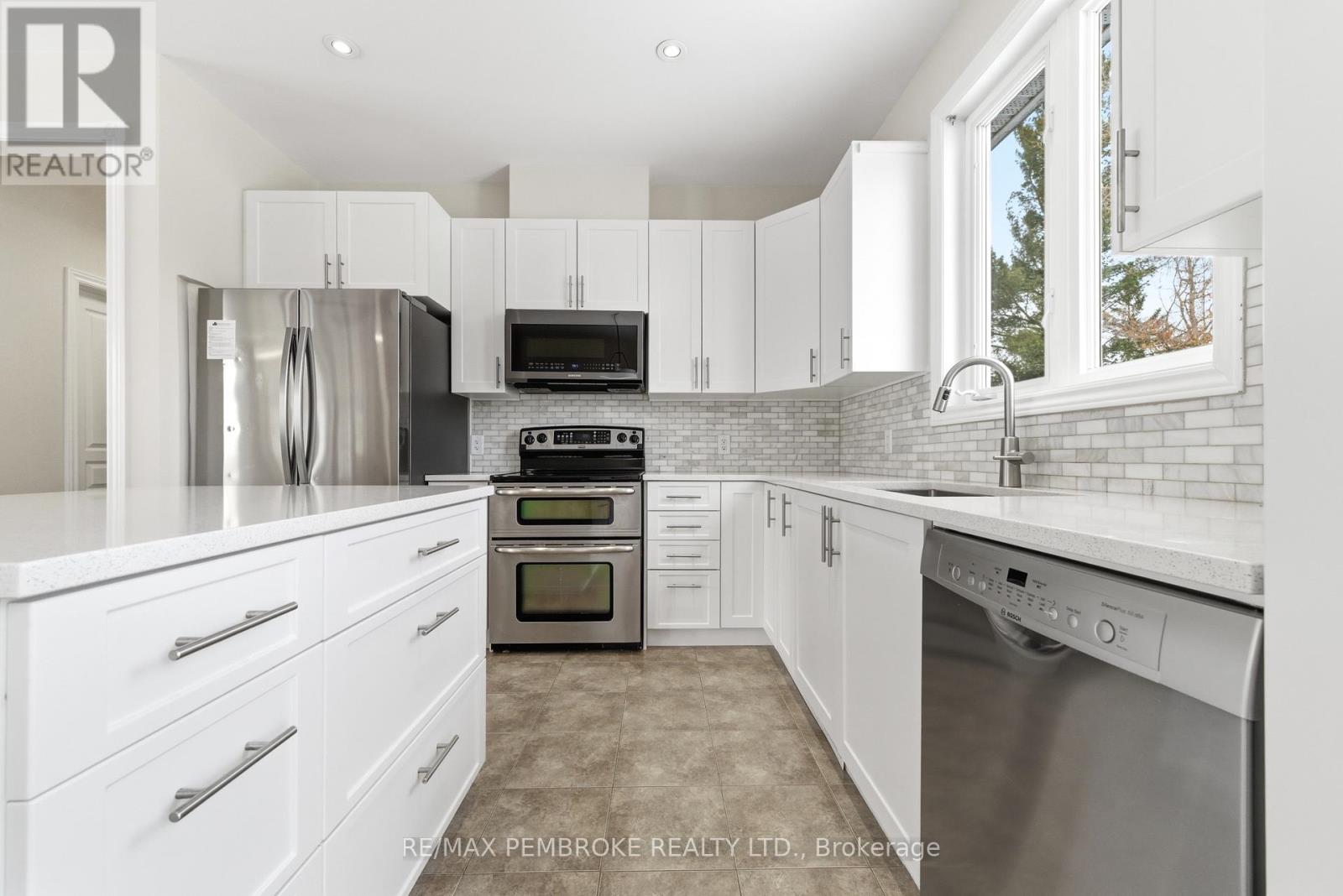 1005 Butler Boulevard, Petawawa, Ontario  K8H 0C2 - Photo 8 - X12827168