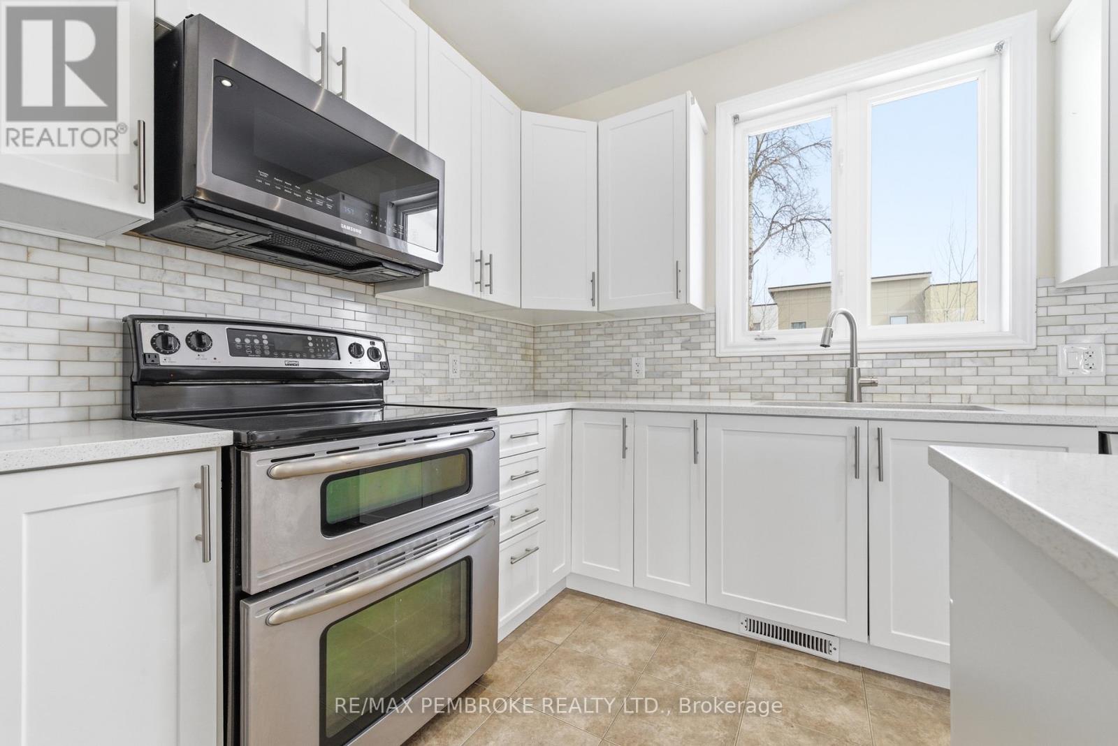 1005 Butler Boulevard, Petawawa, Ontario  K8H 0C2 - Photo 9 - X12827168