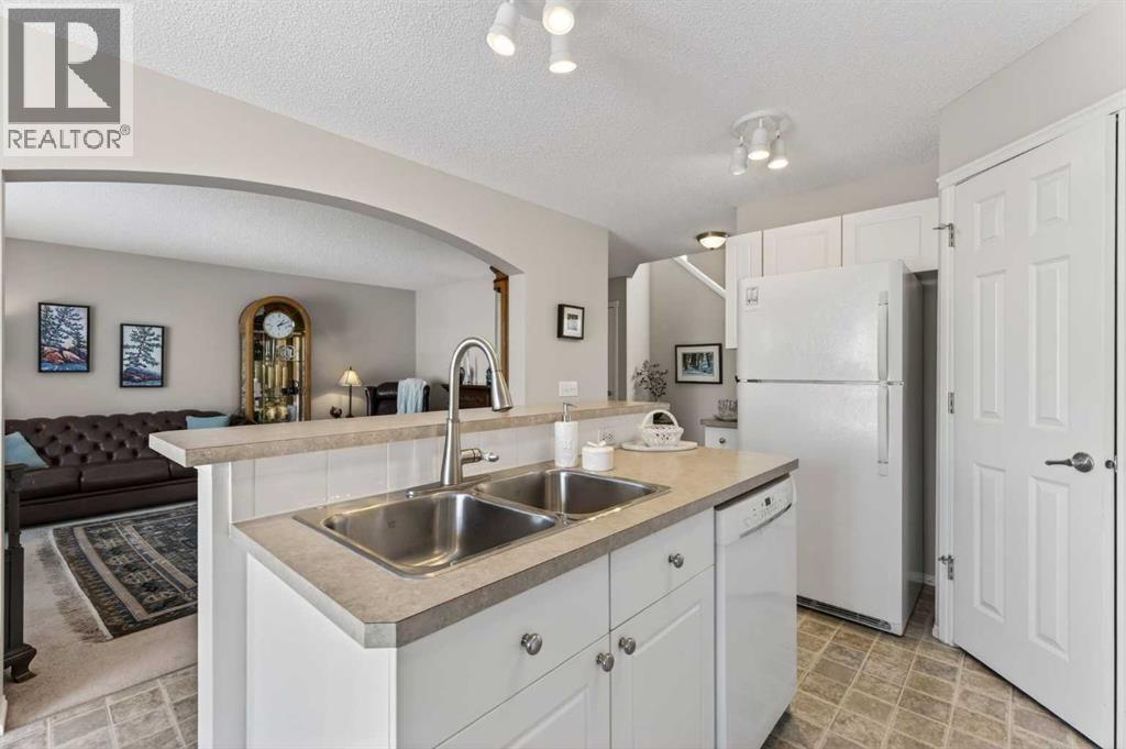 10 Cougar Ridge Bay Sw, Calgary, Alberta  T3H 4X6 - Photo 10 - A2288492