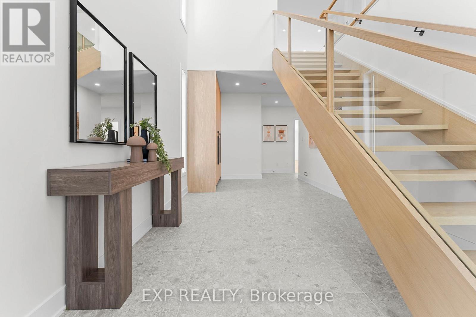 124 Dunbar Road, Mississauga, Ontario  L5B 1G7 - Photo 3 - W12827234