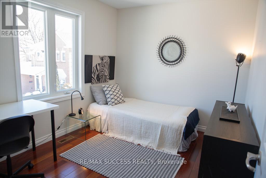 6643 Mockingbird Lane, Mississauga, Ontario  L5N 5K2 - Photo 25 - W12827236