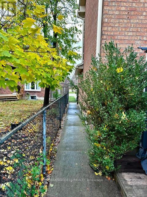 6643 Mockingbird Lane, Mississauga, Ontario  L5N 5K2 - Photo 4 - W12827236