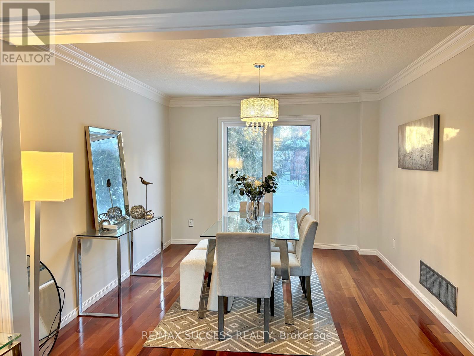 6643 Mockingbird Lane, Mississauga, Ontario  L5N 5K2 - Photo 6 - W12827236