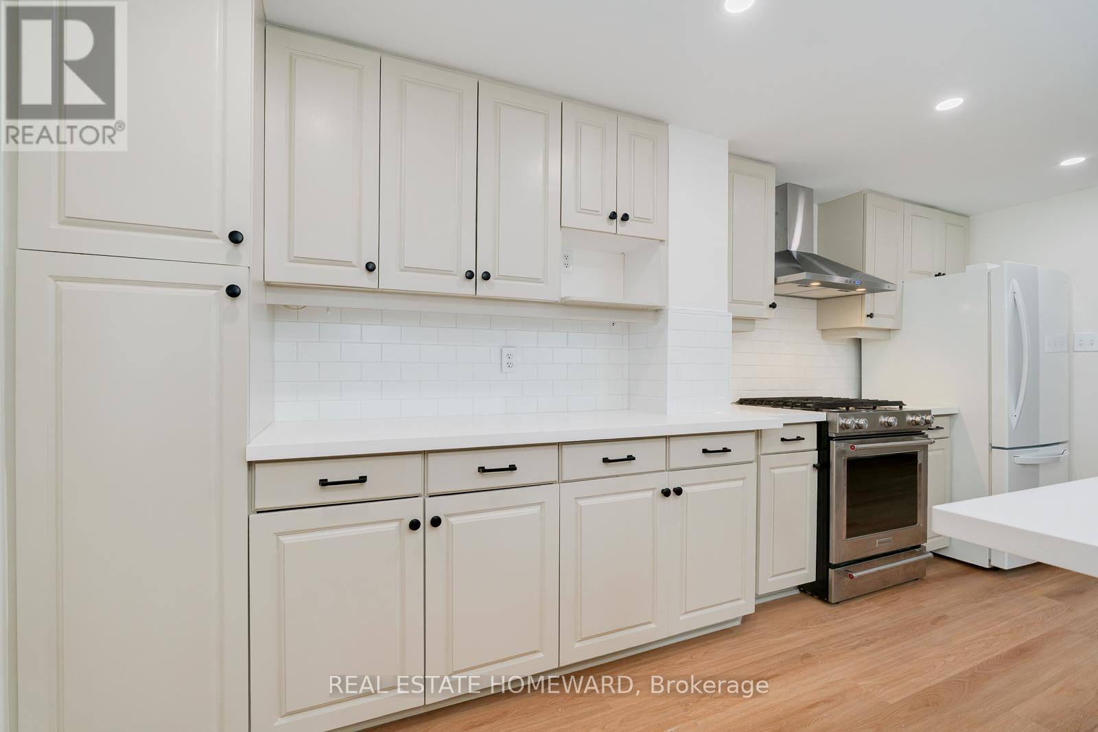 87 Ashbourne Drive, Toronto, Ontario  M9B 4H6 - Photo 5 - W12827242