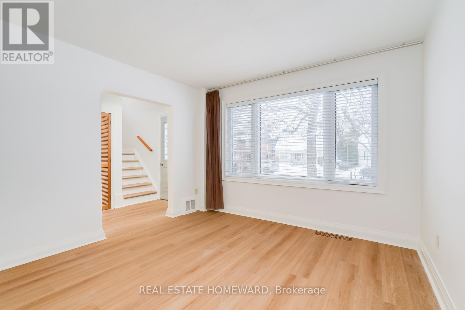 87 Ashbourne Drive, Toronto, Ontario  M9B 4H6 - Photo 9 - W12827242