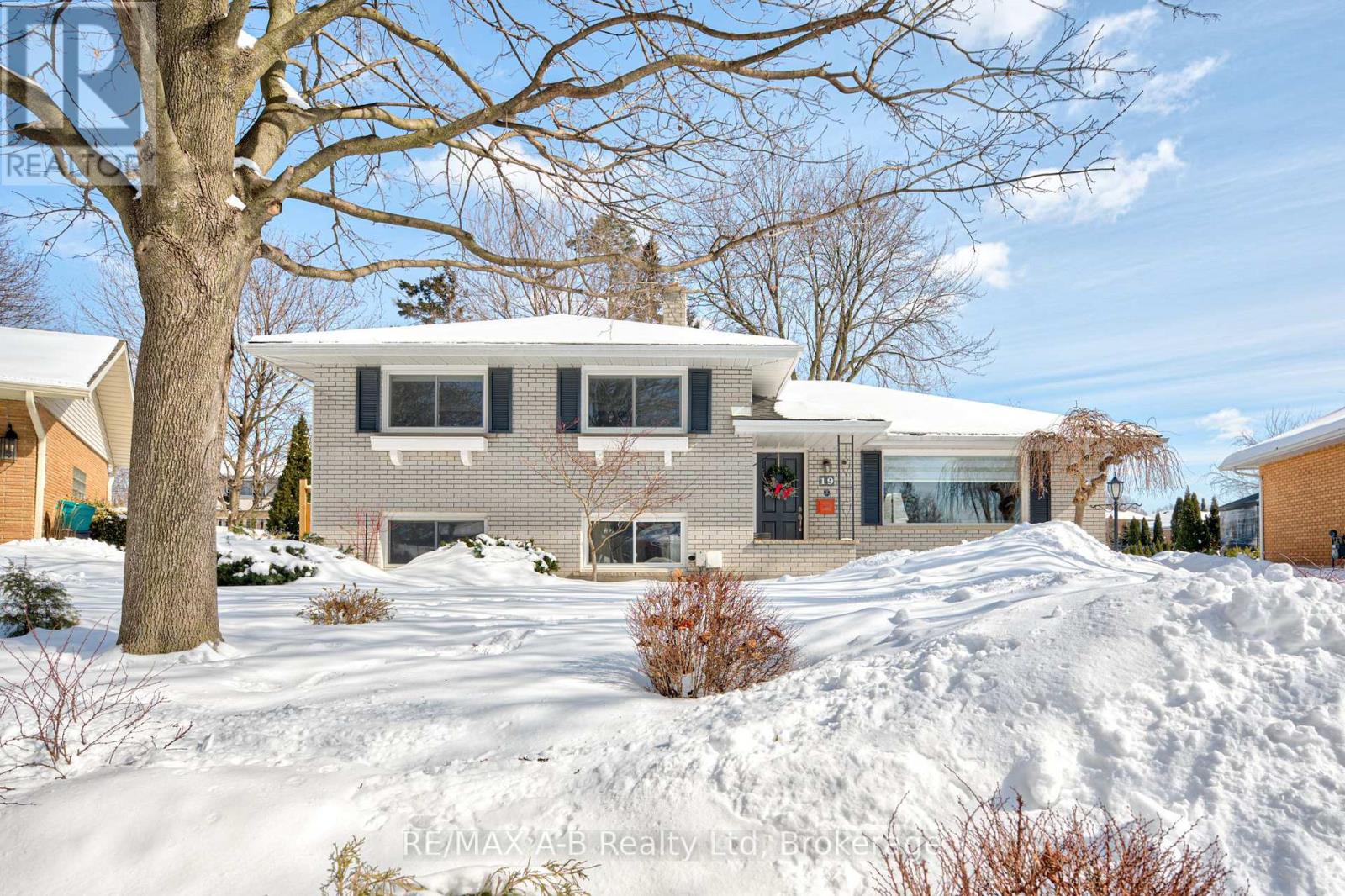 19 LINTON PLACE, Kitchener, Ontario