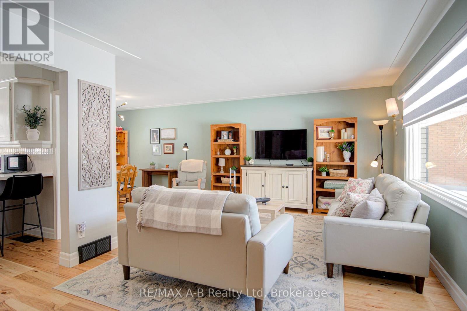 19 Linton Place, Kitchener, Ontario N2B 2K1 - Photo 10 - X12827436