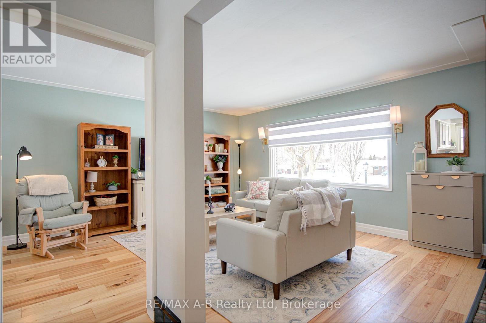 19 Linton Place, Kitchener, Ontario N2B 2K1 - Photo 11 - X12827436