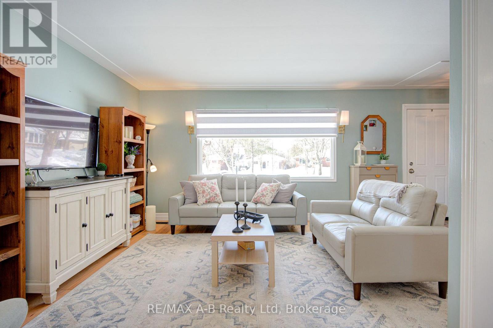 19 Linton Place, Kitchener, Ontario N2B 2K1 - Photo 12 - X12827436