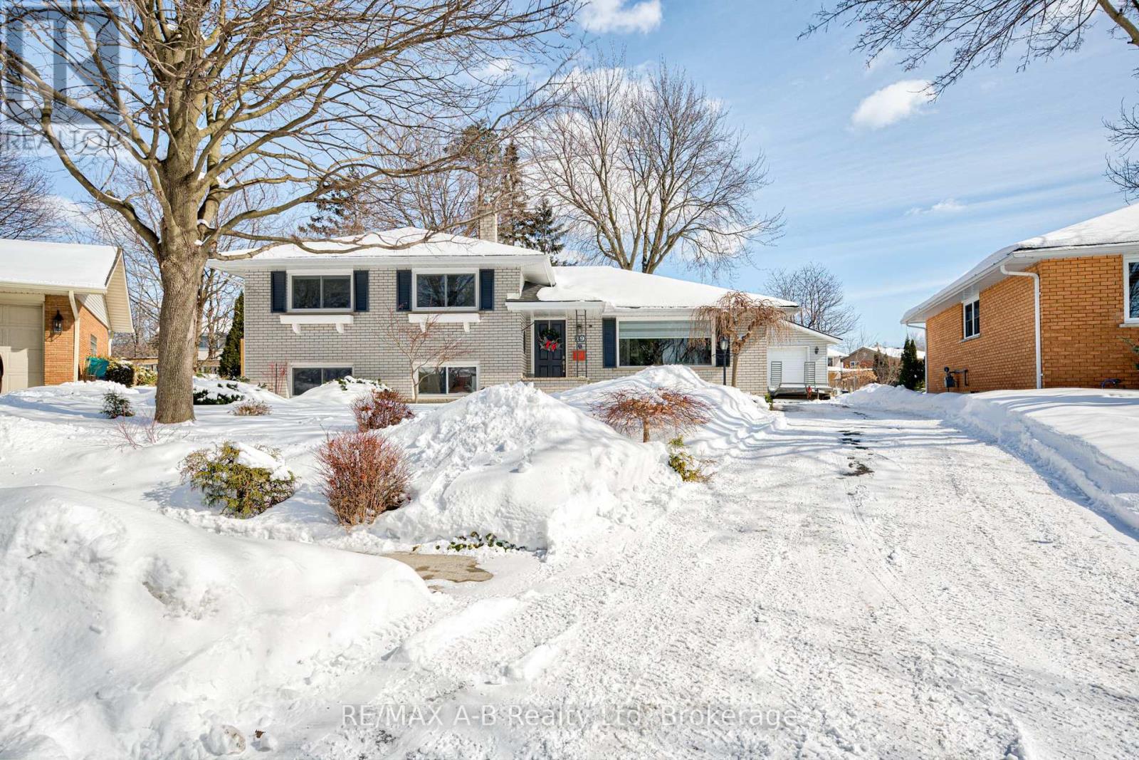 19 Linton Place, Kitchener, Ontario N2B 2K1 - Photo 2 - X12827436