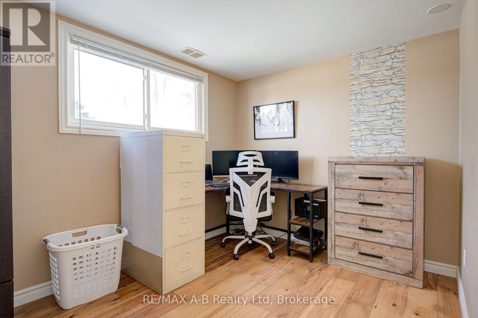 19 Linton Place, Kitchener, Ontario N2B 2K1 - Photo 35 - X12827436