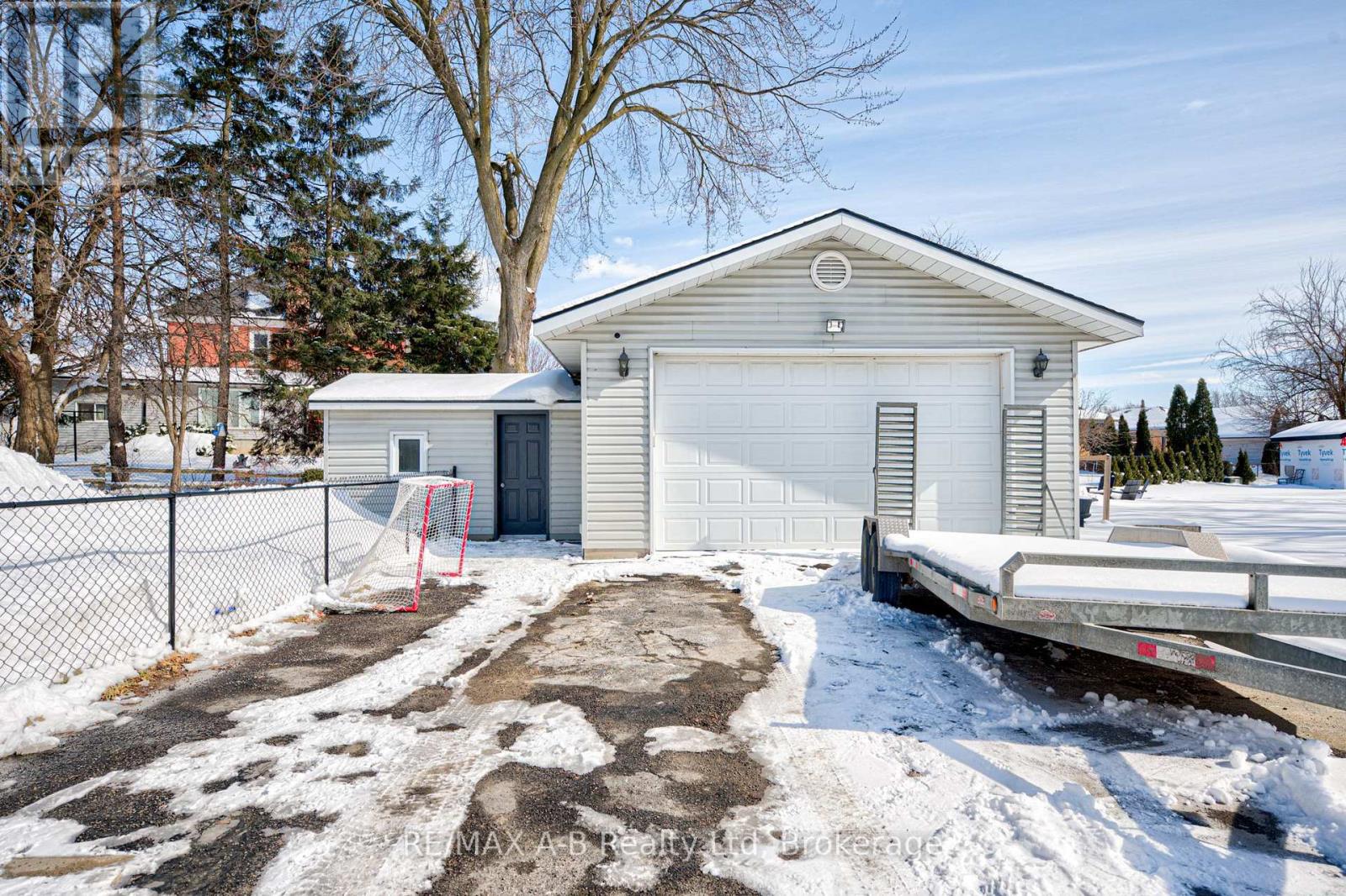 19 Linton Place, Kitchener, Ontario N2B 2K1 - Photo 4 - X12827436