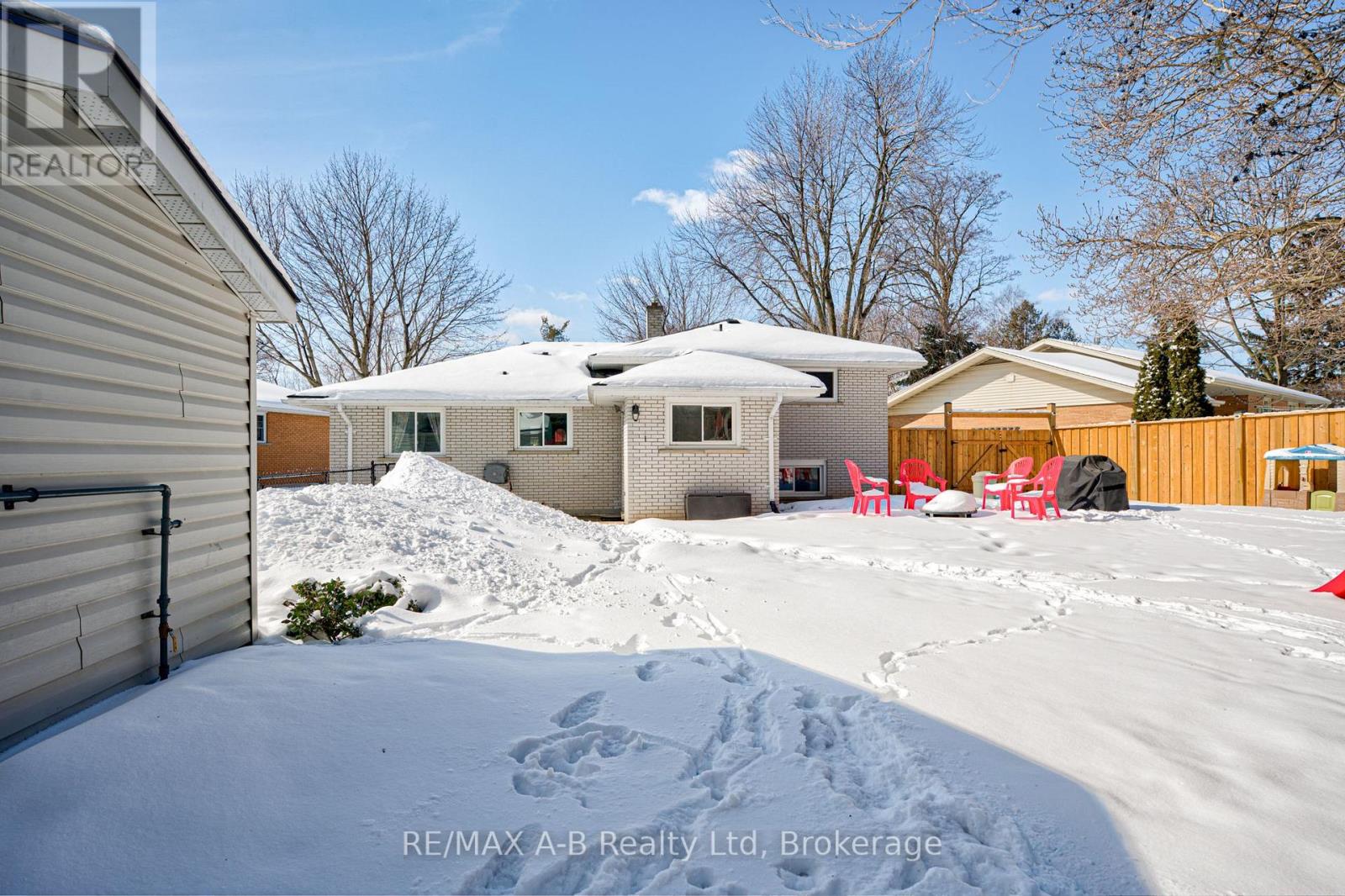 19 Linton Place, Kitchener, Ontario N2B 2K1 - Photo 42 - X12827436