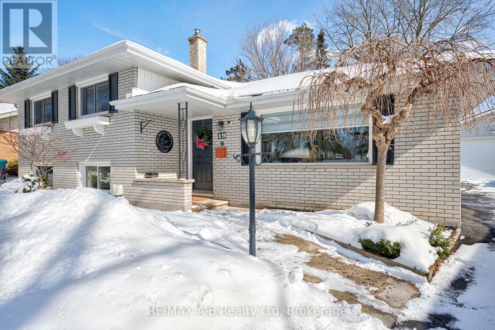 19 Linton Place, Kitchener, Ontario N2B 2K1 - Photo 5 - X12827436