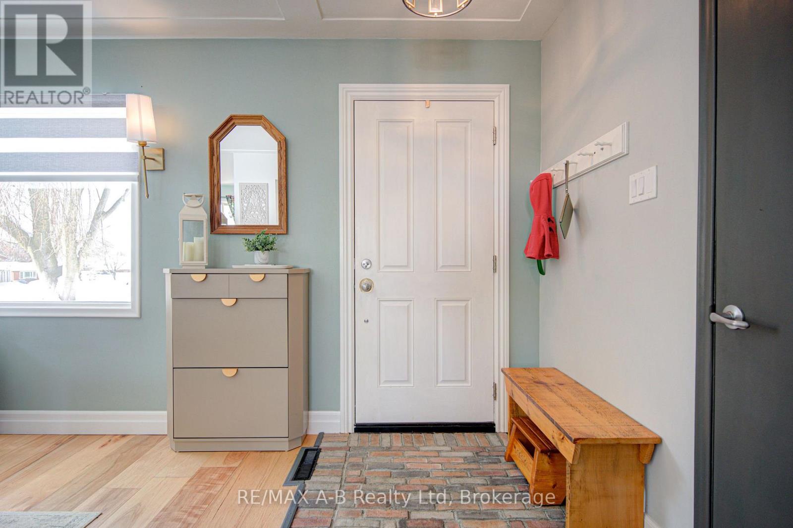 19 Linton Place, Kitchener, Ontario N2B 2K1 - Photo 7 - X12827436