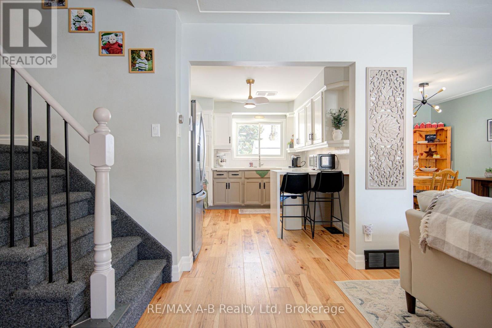 19 Linton Place, Kitchener, Ontario N2B 2K1 - Photo 9 - X12827436