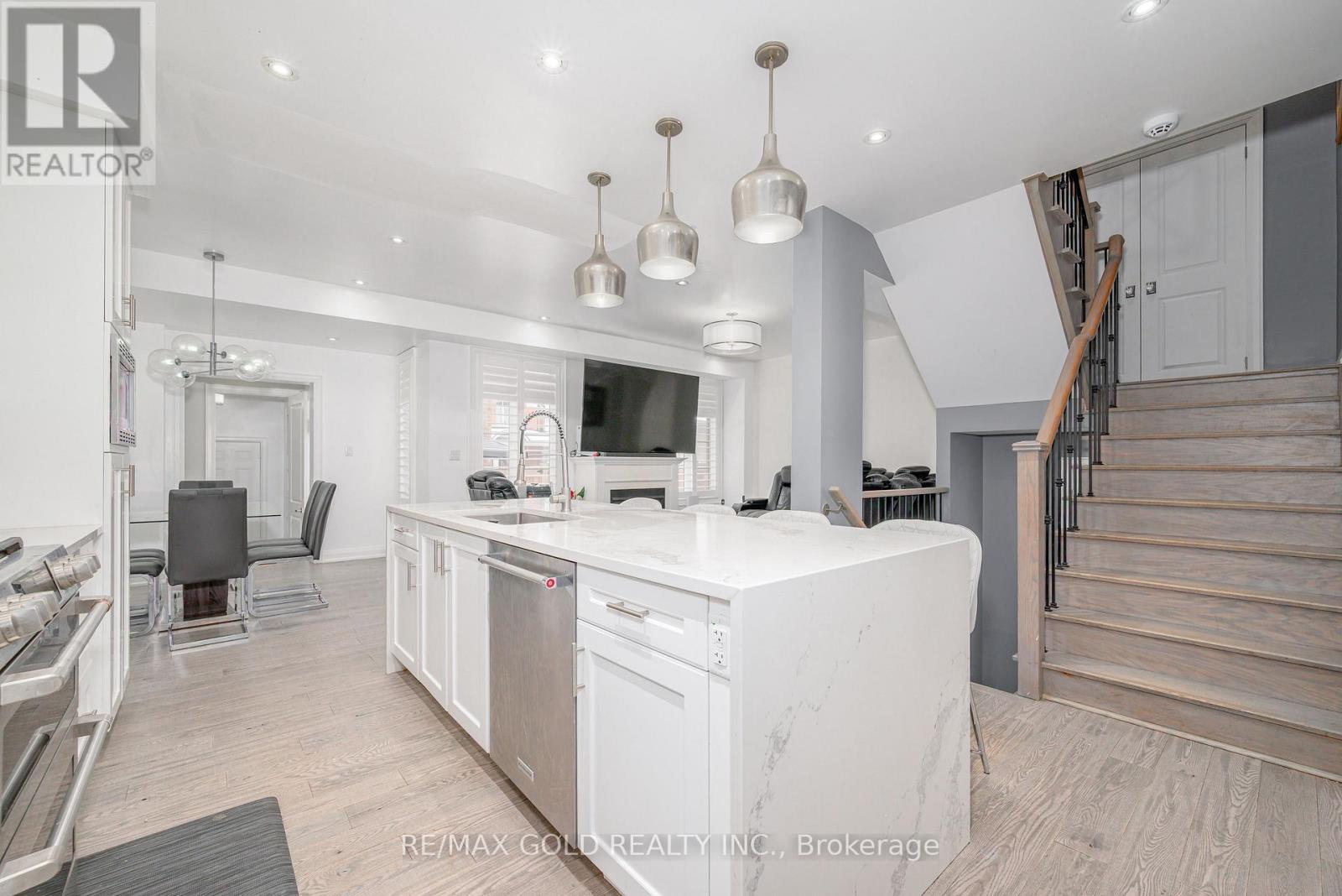 9 Clutterbuck Lane, Ajax, Ontario  L1T 0N6 - Photo 11 - E12821150