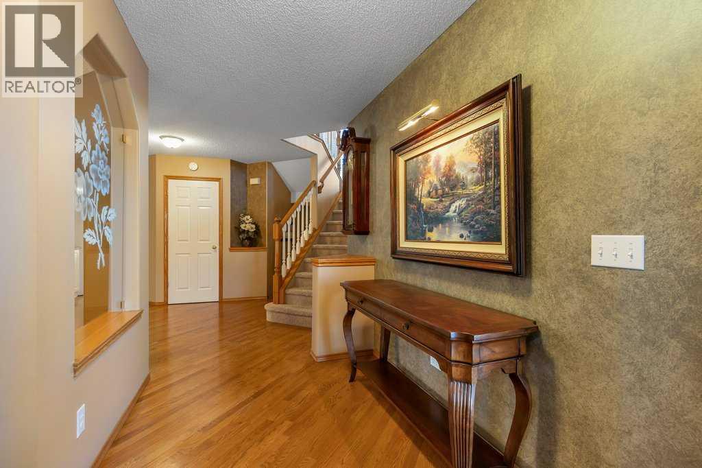 123 Valley Glen Bay Nw, Calgary, Alberta  T3B 5P9 - Photo 5 - A2285785