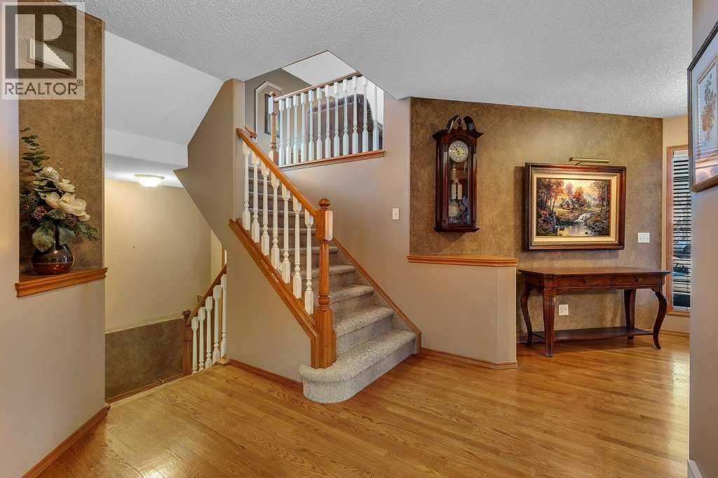 123 Valley Glen Bay Nw, Calgary, Alberta  T3B 5P9 - Photo 7 - A2285785