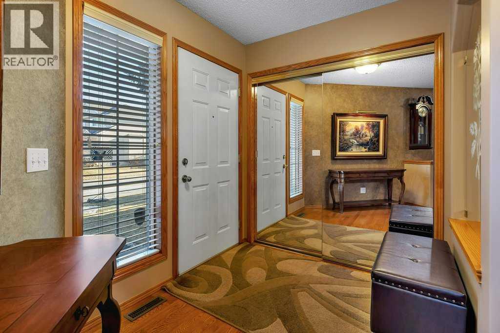 123 Valley Glen Bay Nw, Calgary, Alberta  T3B 5P9 - Photo 4 - A2285785