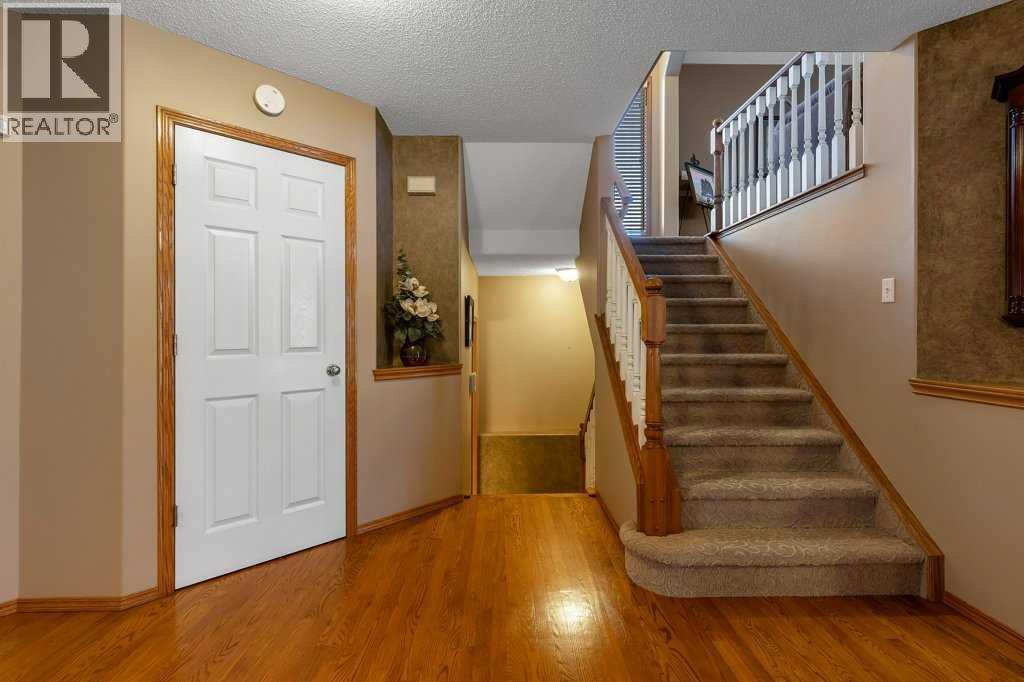 123 Valley Glen Bay Nw, Calgary, Alberta  T3B 5P9 - Photo 8 - A2285785