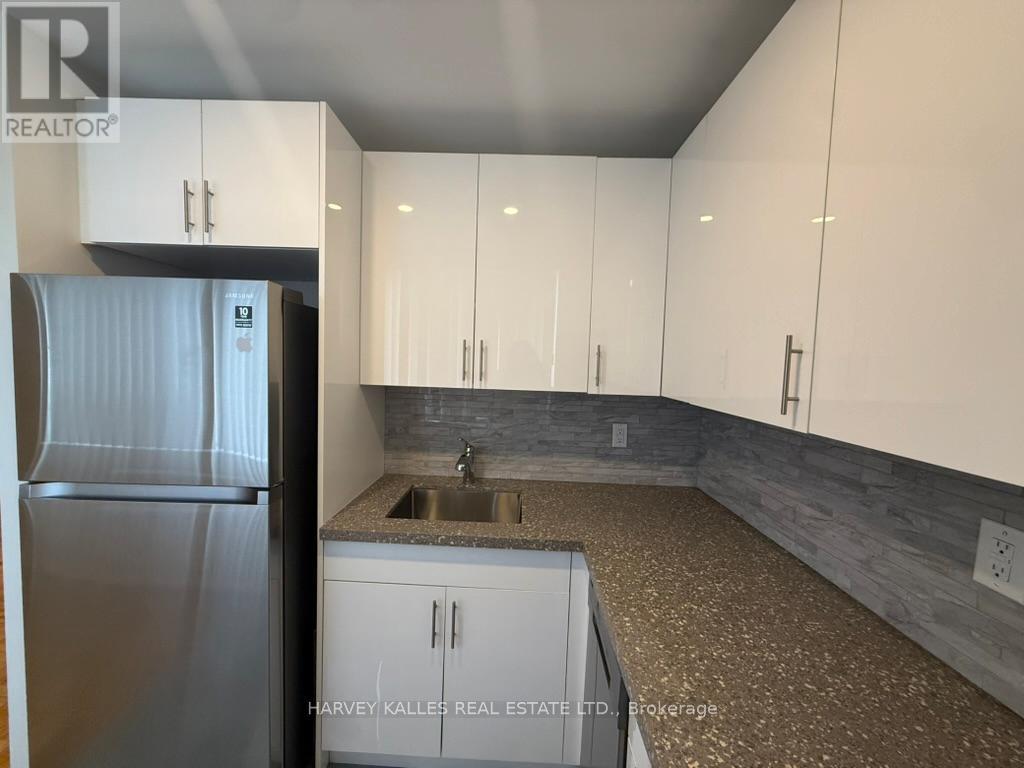 403 - 180 Vaughan Road, Toronto (Humewood-Cedarvale), Ontario  M6C 2M3 - Photo 6 - C12827328