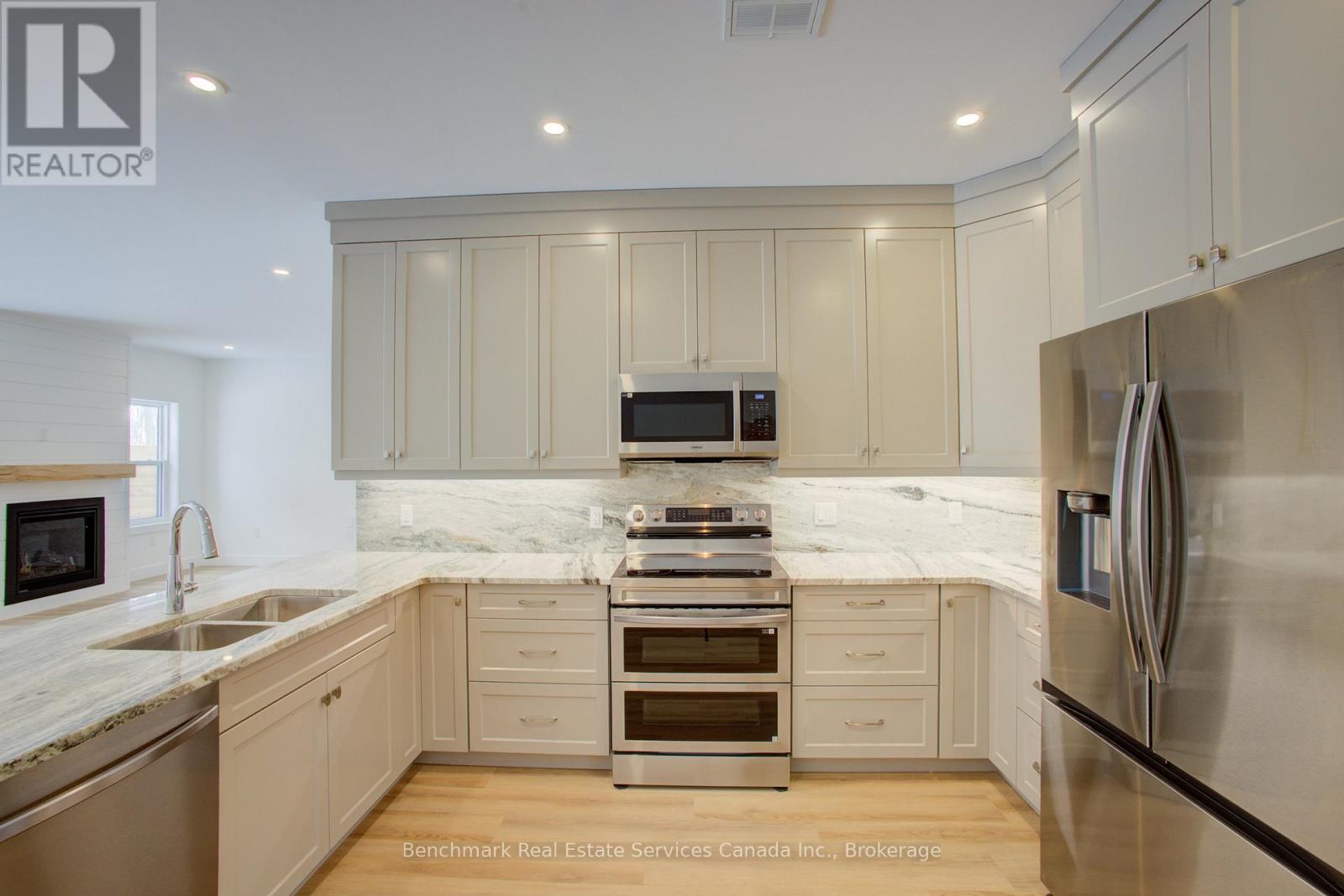 32 - 1182 Queen Street, Kincardine, Ontario  N2Z 1G4 - Photo 4 - X12703348