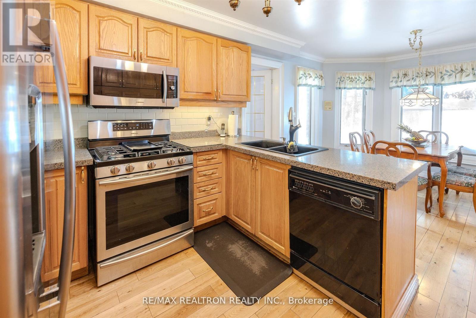 60 Arthur Hall Drive, East Gwillimbury, Ontario  L0G 1V0 - Photo 17 - N12827396