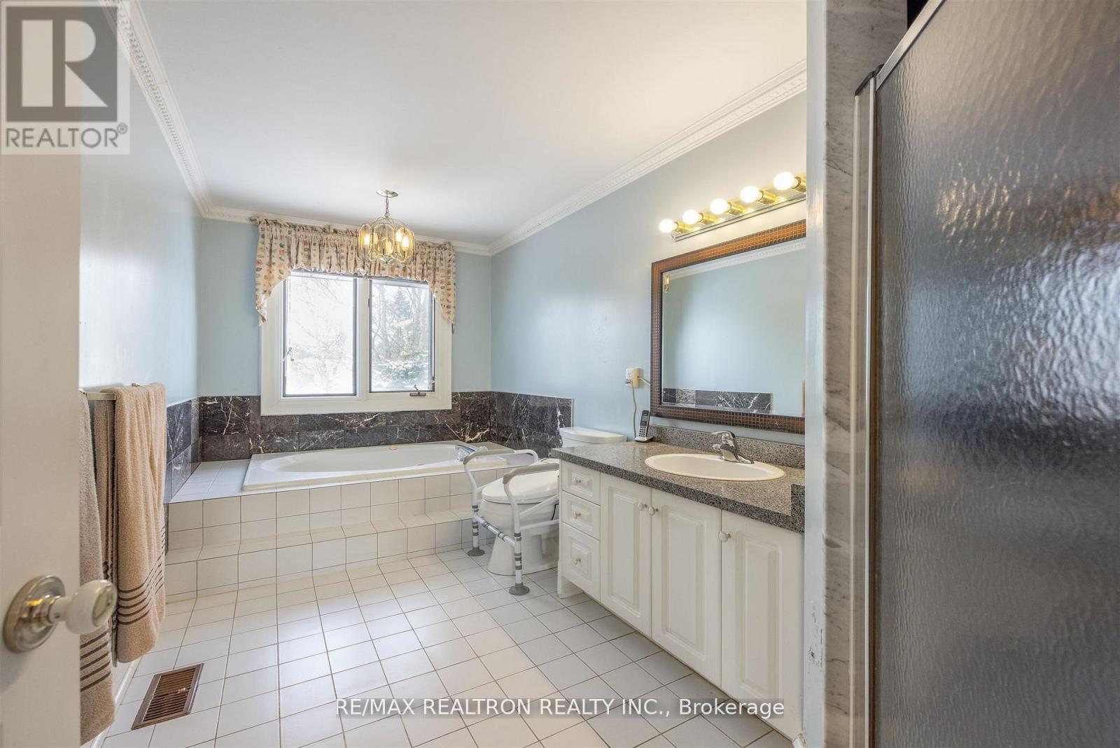 60 Arthur Hall Drive, East Gwillimbury, Ontario  L0G 1V0 - Photo 30 - N12827396