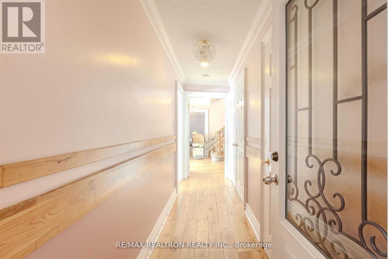 60 Arthur Hall Drive, East Gwillimbury, Ontario  L0G 1V0 - Photo 8 - N12827396