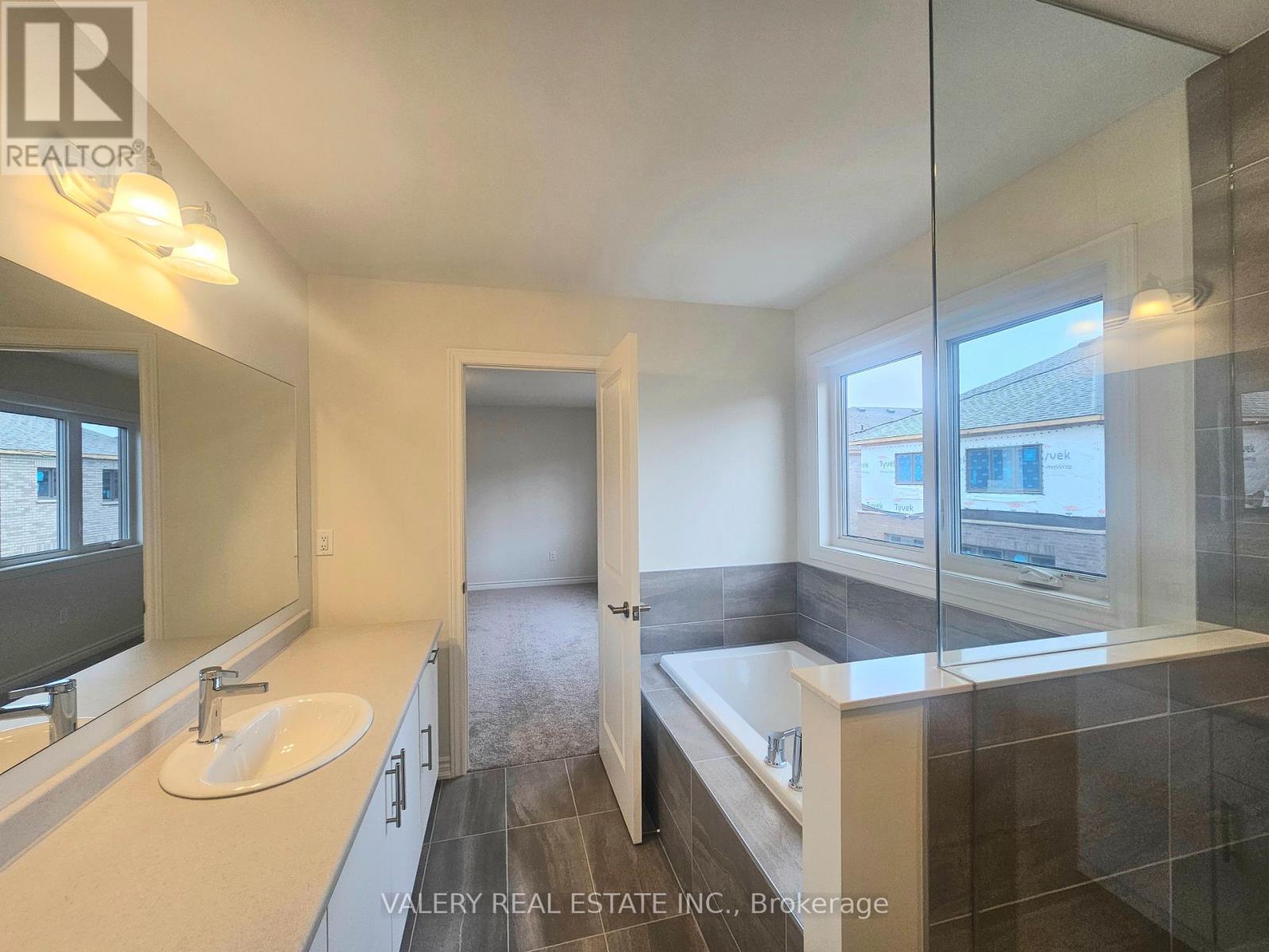 31 Phoenix Boulevard, Barrie, Ontario  L9S 2Z4 - Photo 2 - S12827450