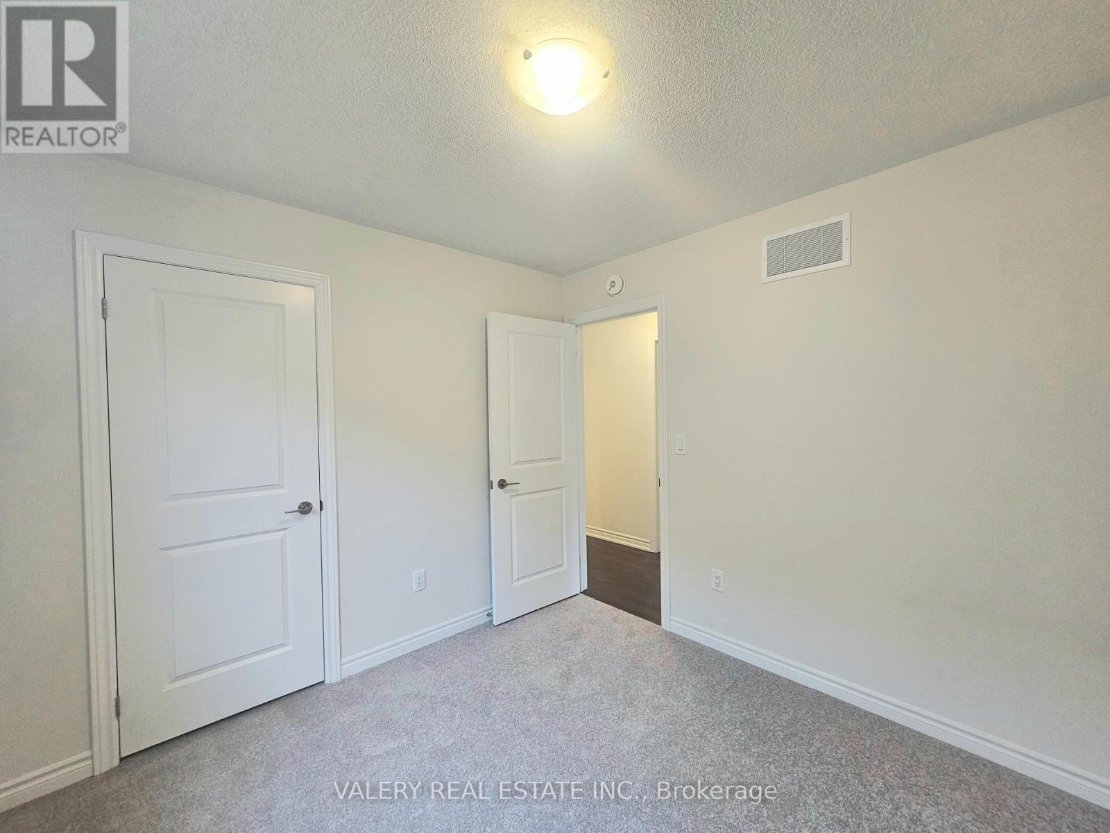 31 Phoenix Boulevard, Barrie, Ontario  L9S 2Z4 - Photo 3 - S12827450