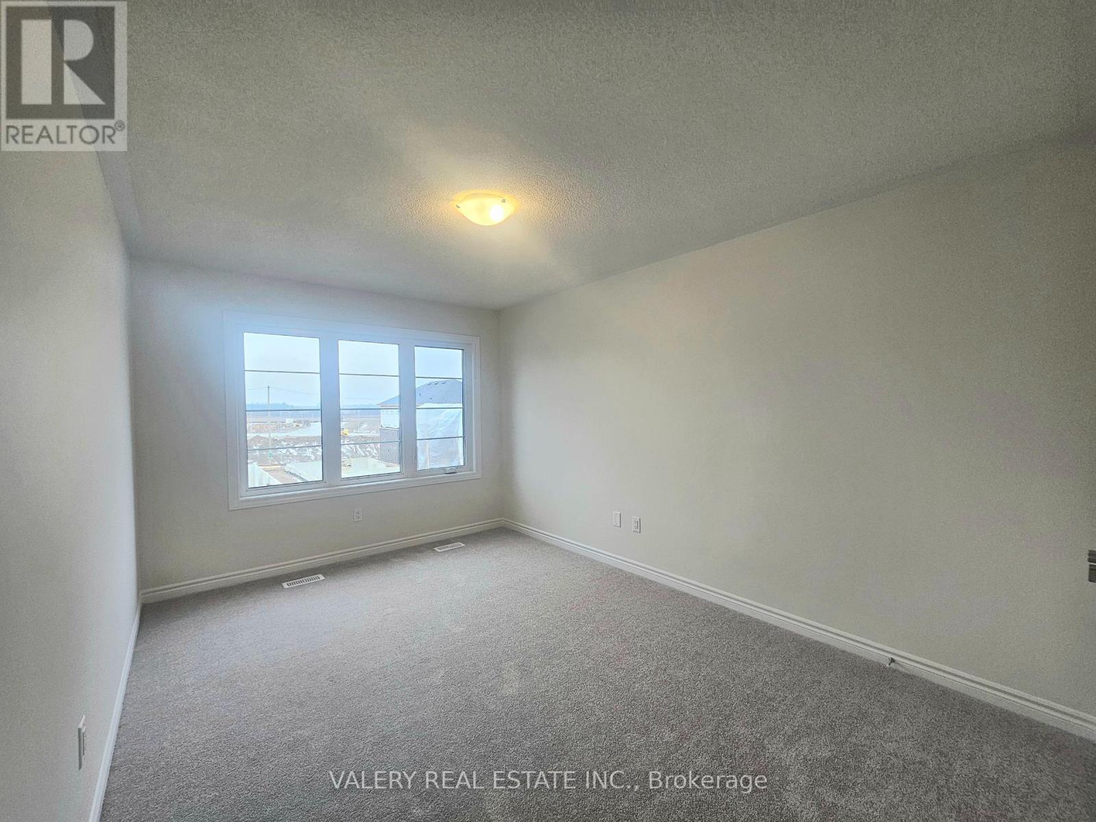 31 Phoenix Boulevard, Barrie, Ontario  L9S 2Z4 - Photo 4 - S12827450