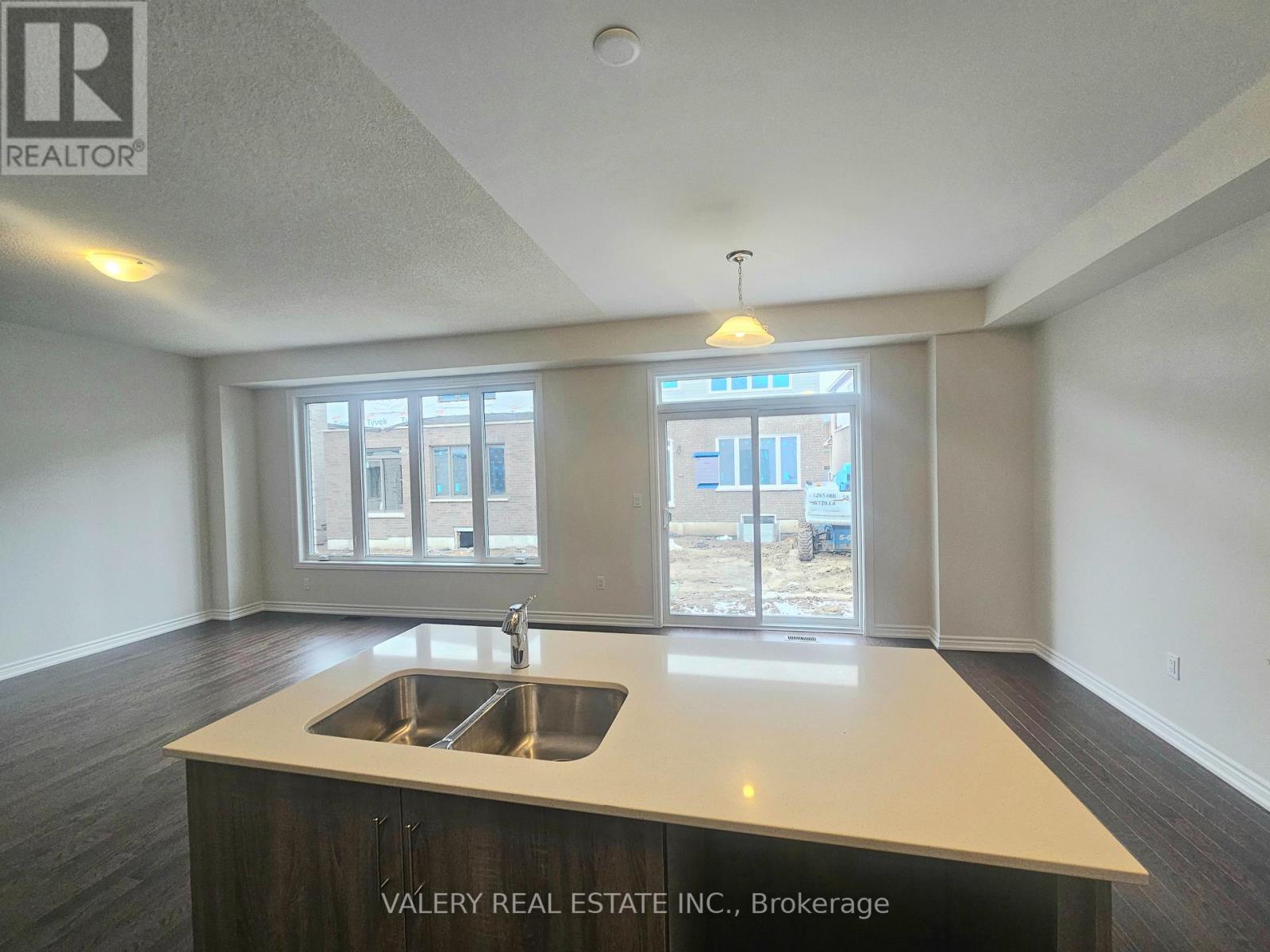 31 Phoenix Boulevard, Barrie, Ontario  L9S 2Z4 - Photo 6 - S12827450