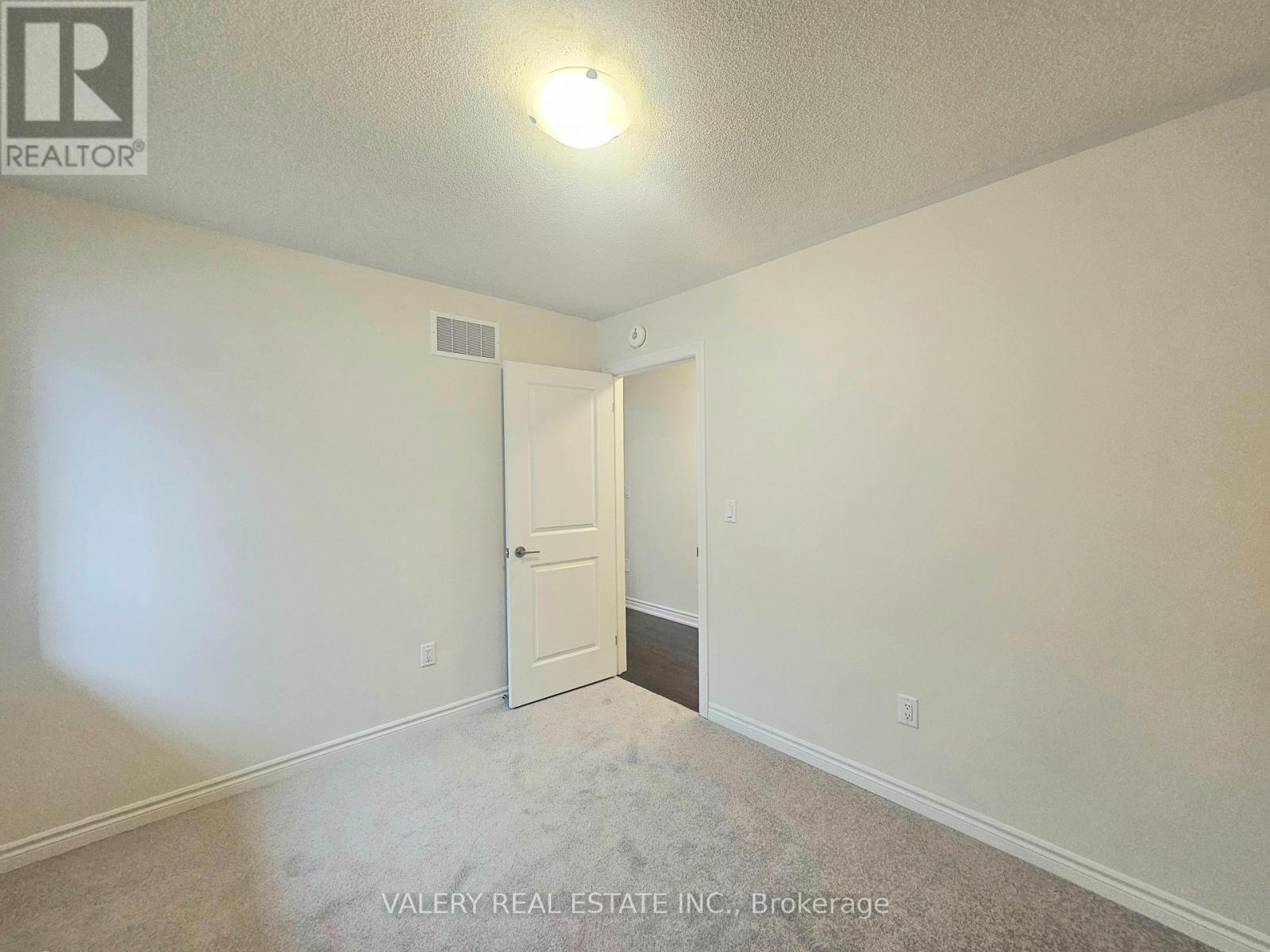 31 Phoenix Boulevard, Barrie, Ontario  L9S 2Z4 - Photo 8 - S12827450