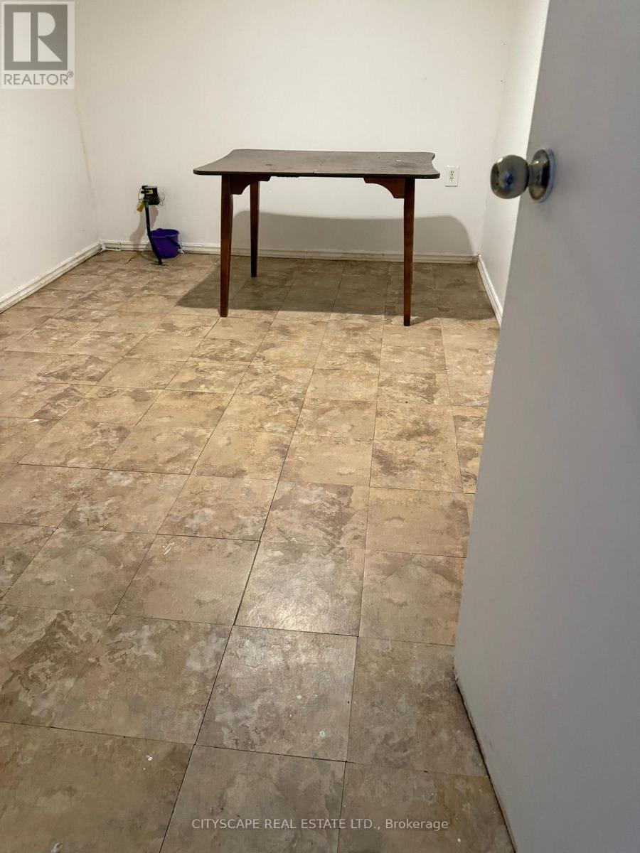 3113 Mallbridge Crescent, Mississauga, Ontario  L4T 2C5 - Photo 2 - W12827296