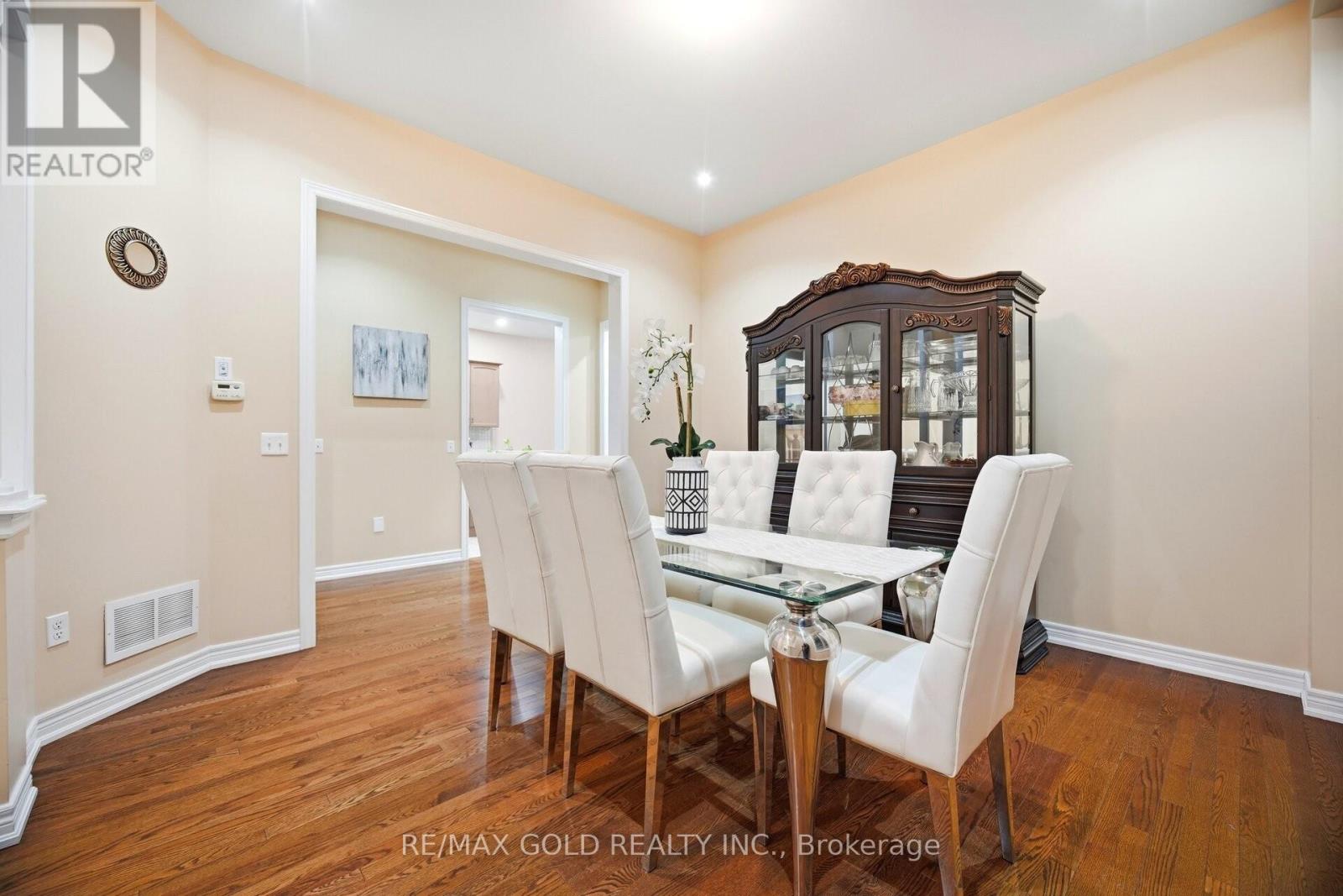 26 Drummondville Drive, Brampton, Ontario  L6P 3M9 - Photo 6 - W12827378