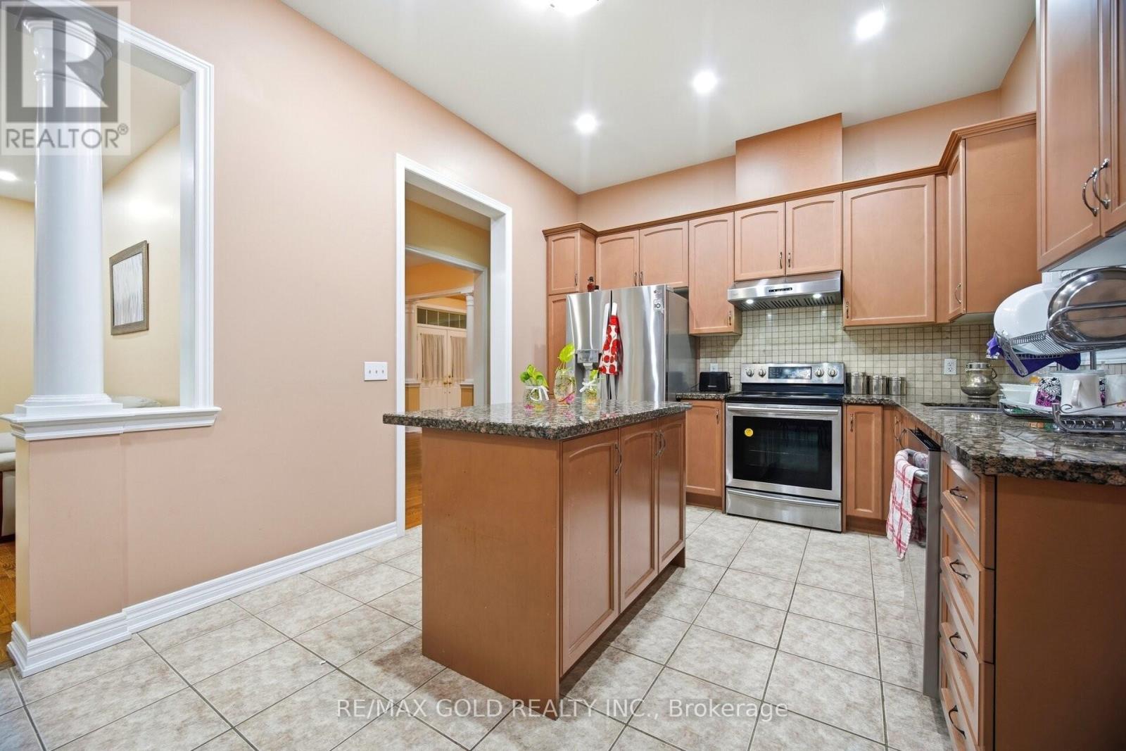 26 Drummondville Drive, Brampton, Ontario  L6P 3M9 - Photo 7 - W12827378