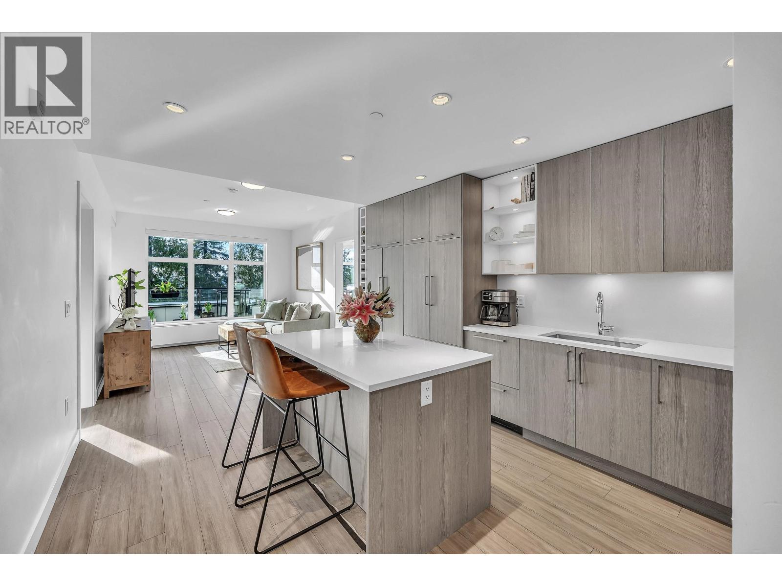 205 733 E 3rd Street, North Vancouver, British Columbia  V7L 1G8 - Photo 3 - R3091776